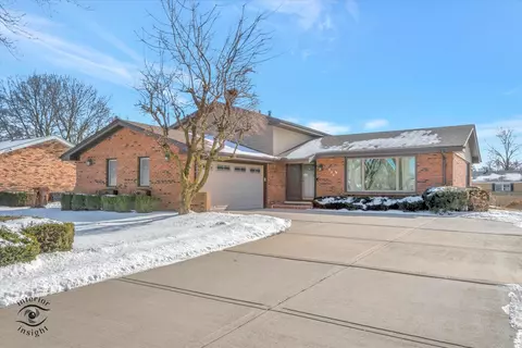 824 Maple Ln, Peotone, IL 60468