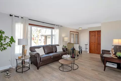 Living - 824 Maple Ln, Peotone, IL 60468 photo 1 of 5