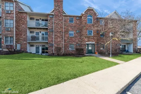 4404 W Shamrock Ln #2B, Mchenry, IL 60050