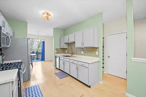 Kitchen - 14 Grandview Ct, Algonquin, IL 60102 photo 1 of 3