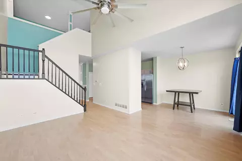Living - 14 Grandview Ct, Algonquin, IL 60102 photo 2 of 4