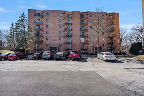 6040 Lake Bluff Dr #702, Tinley Park, IL 60477
