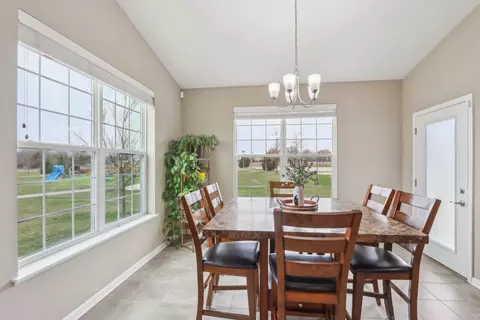 5788 Chatham Dr, Hoffman Estates, IL 60192 photo 8