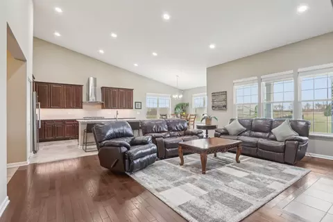 5788 Chatham Dr, Hoffman Estates, IL 60192 photo 5