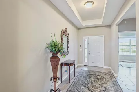 5788 Chatham Dr, Hoffman Estates, IL 60192 photo 3
