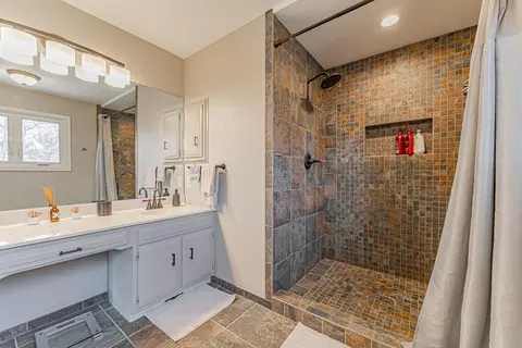 Bath - 35 Pendleton Way, Bloomington, IL 61704 photo 3 of 5
