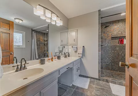 Bath - 35 Pendleton Way, Bloomington, IL 61704 photo 2 of 5
