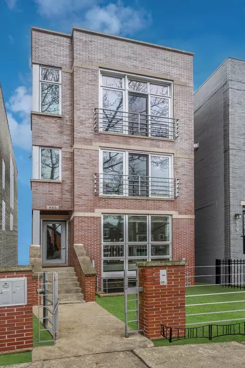 883 N Hermitage Ave #1, Chicago, IL 60622