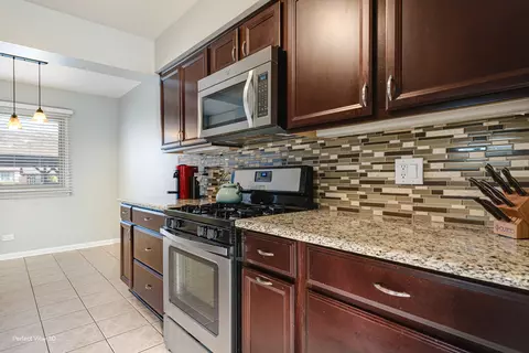 1611 Blackhawk Trl, Wheeling, IL 60090 photo 2