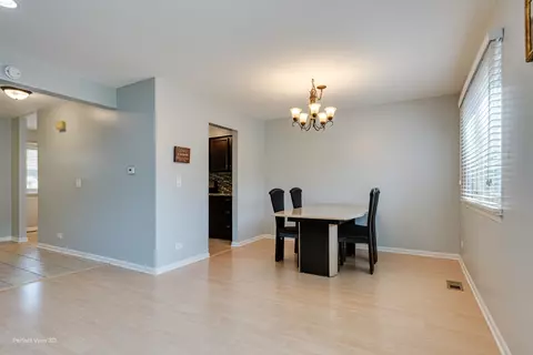 1611 Blackhawk Trl, Wheeling, IL 60090 photo 8