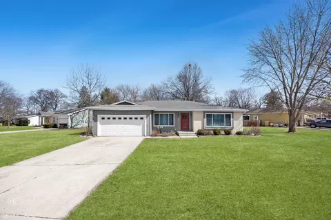 1110 N Oakwood Dr, Mchenry, IL 60050