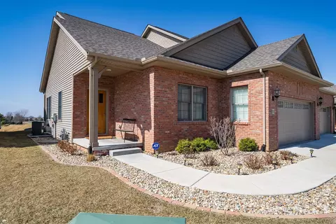 21 Saint Ivans Cir, Bloomington, IL 61705