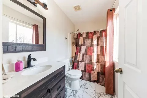 Bath - 3711 Willow Crest Dr, Zion, IL 60099 photo 2 of 3