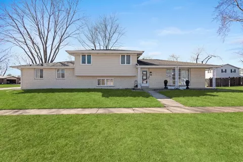 205 Indian Oaks Dr, Minooka, IL 60447