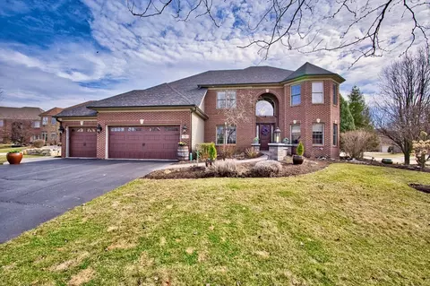 8 Crenshaw Ct, Bolingbrook, IL 60490