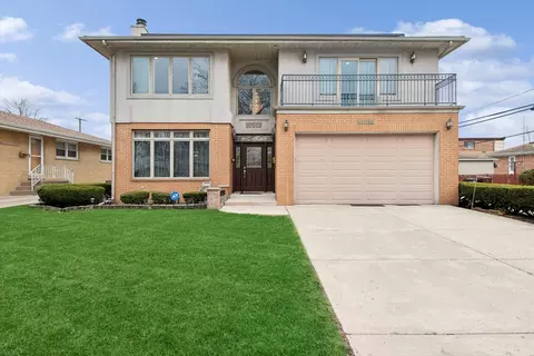 10015 Lamon Ave N, Skokie, IL 60077