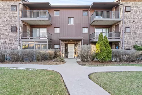 60 Pier Dr #303, Westmont, IL 60559