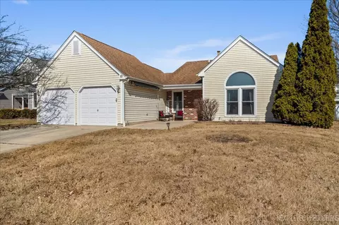 10 Fillmore Ln, Streamwood, IL 60107