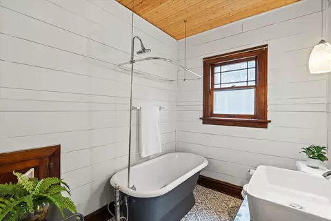 Bath - 896 S Myrtle Ave, Kankakee, IL 60901 photo 1 of 4