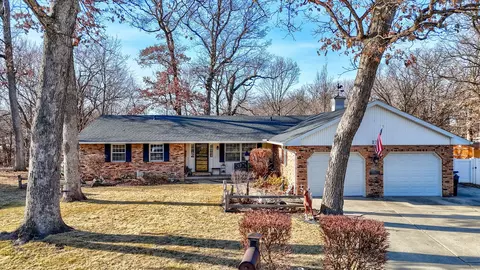 27 Oakbrook Dr, Ottawa, IL 61350