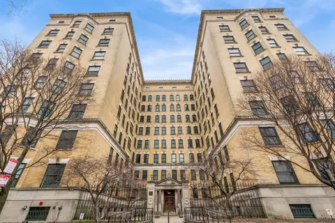 559 W Surf St #400, Chicago, IL 60657