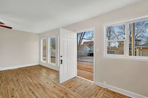Entry Way - 2021 Post St, Ottawa, IL 61350 photo 1 of 2