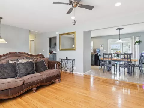 Living - 415 S Cherry Hill Ct, Addison, IL 60101 photo 3 of 6