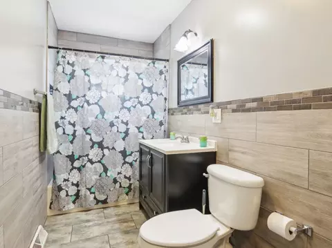 Bath - 415 S Cherry Hill Ct, Addison, IL 60101 photo 2 of 2