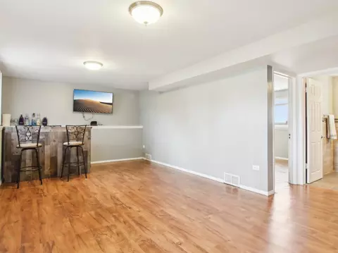 Living - 415 S Cherry Hill Ct, Addison, IL 60101 photo 6 of 6