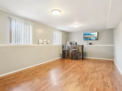 Living - 415 S Cherry Hill Ct, Addison, IL 60101 photo 4 of 6