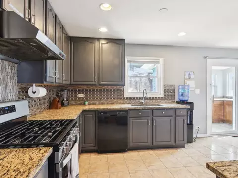 Kitchen - 415 S Cherry Hill Ct, Addison, IL 60101 photo 2 of 3