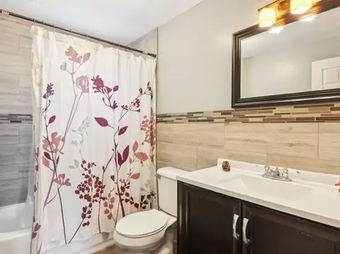 Bath - 415 S Cherry Hill Ct, Addison, IL 60101 photo 1 of 2