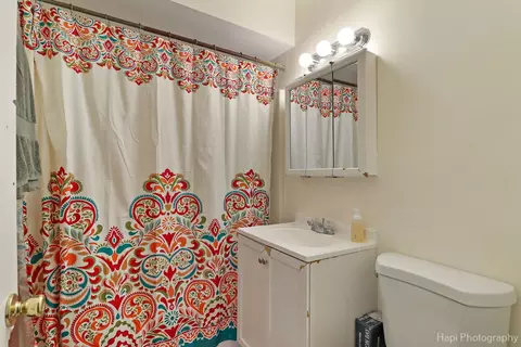 Bath - 4316 Clearview Dr, Mchenry, IL 60050 photo 2 of 2