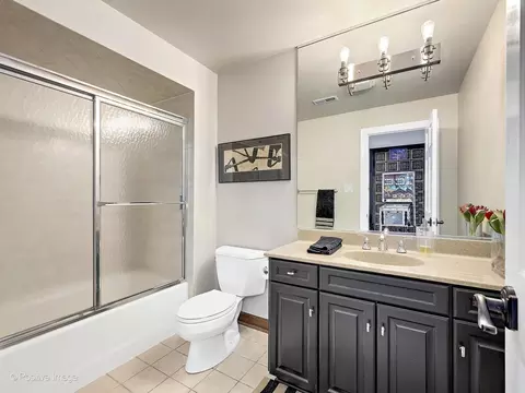 Bath - 9500 Falling Waters Dr E, Burr Ridge, IL 60527 photo 8 of 8