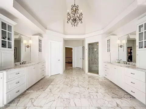 Bath - 9500 Falling Waters Dr E, Burr Ridge, IL 60527 photo 2 of 8
