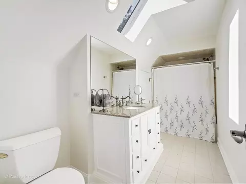 Bath - 9500 Falling Waters Dr E, Burr Ridge, IL 60527 photo 5 of 8