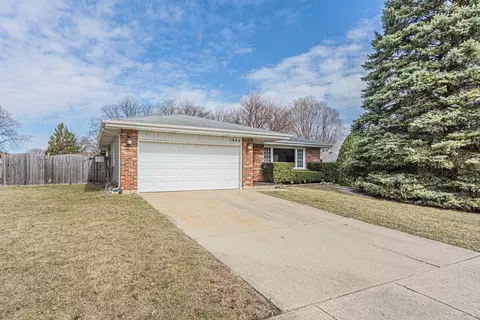1948 W Spring Ridge Dr, Arlington Heights, IL 60004