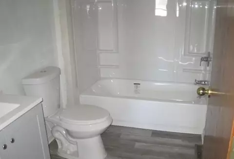 Bath - 815 16th Ave, Fulton, IL 61252 photo 1 of 2