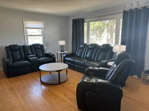 Living - 9 Woodview Ln, Algonquin, IL 60102 photo 1 of 3