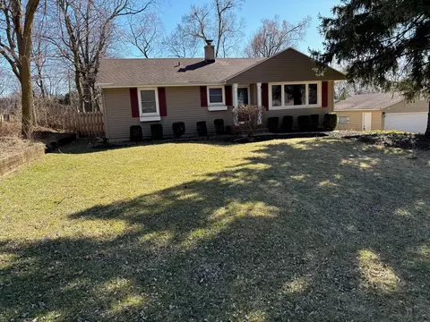 9 Woodview Ln, Algonquin, IL 60102