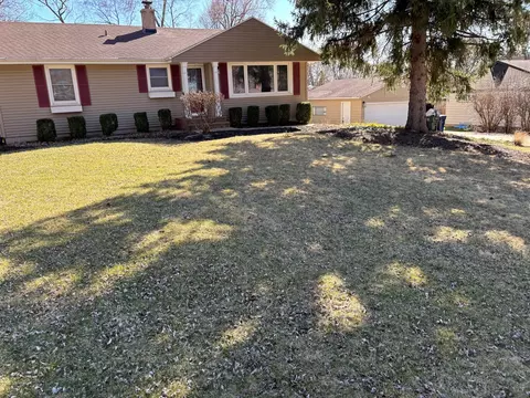 Exterior - 9 Woodview Ln, Algonquin, IL 60102 photo 2 of 7