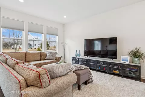 Living - 25620 W Springview Dr, Plainfield, IL 60586 photo 2 of 3