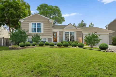 1815 College Green Dr, Elgin, IL 60123