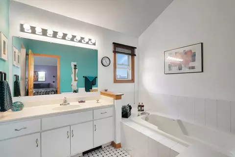 Bath - 360 Cimarron Ct, Aurora, IL 60504 photo 3 of 3