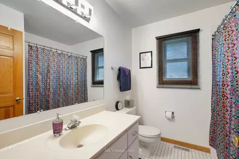 Bath - 360 Cimarron Ct, Aurora, IL 60504 photo 2 of 3