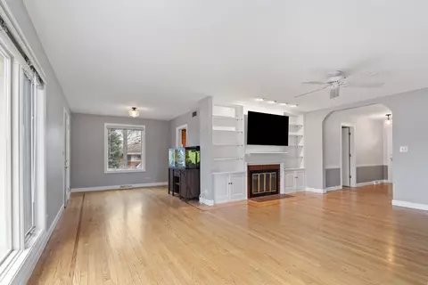 Living - 1107 Aurora Way, Wheaton, IL 60189 photo 2 of 3