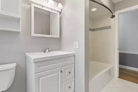 Bath - 1107 Aurora Way, Wheaton, IL 60189 photo 3 of 3