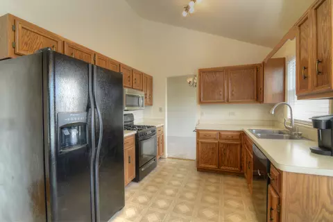 Kitchen - 969 Trailside Ln, Bartlett, IL 60103 photo 2 of 3