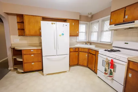 Kitchen - 595 Beckman Dr, Kankakee, IL 60901 photo 2 of 5