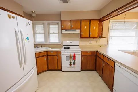 Kitchen - 595 Beckman Dr, Kankakee, IL 60901 photo 3 of 5